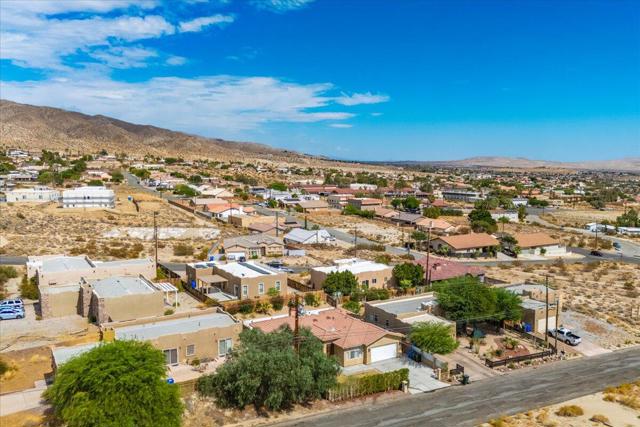 10748 Ocotillo Road, Desert Hot Springs CA: https://media.crmls.org/mediaz/fa4f35fd-b299-42a1-a3b4-3b1ff476bc16.jpg