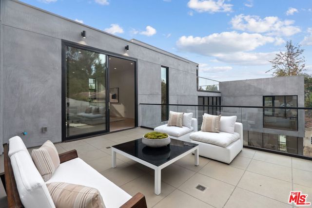 3670 Buena Park Drive, Studio City CA: https://media.crmls.org/mediaz/fa4f9ac7-767f-48fd-a28e-ea57bb68e2fa.jpg