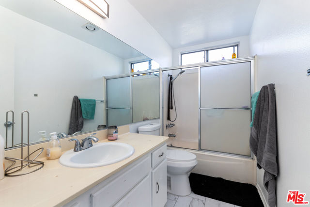 15214 S Raymond Avenue, Gardena CA: https://media.crmls.org/mediaz/fa507441-29aa-4f9e-869c-b58dac60753b.jpg