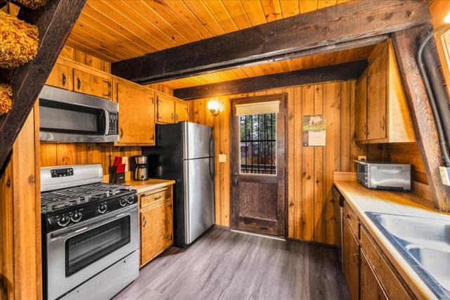 39656 Forest Road, Big Bear CA: https://media.crmls.org/mediaz/fa509694-4071-4e0b-8406-cf7e7c8f27e9.jpg
