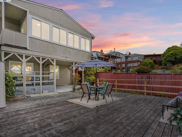 812 Washington Ave, Albany CA: https://media.crmls.org/mediaz/fa50d7ff-18fb-4778-ac39-4e4b5f28a3f0.jpg