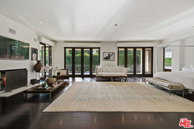 623 N ALTA Drive, Beverly Hills CA: https://media.crmls.org/mediaz/fa52352c-5d4b-43f9-83a9-c1258df76467.jpg