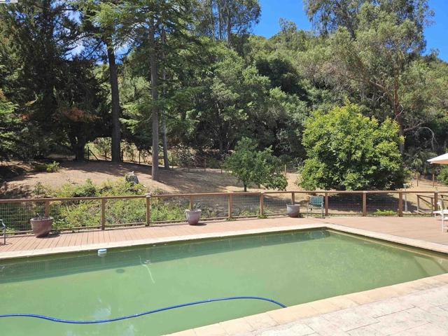 29625 Palomares Rd, Castro Valley CA: https://media.crmls.org/mediaz/fa5265a9-7fa5-4422-b785-21e134ac7e03.jpg