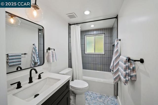 33 Los Arabis Circle, Lafayette CA: https://media.crmls.org/mediaz/fa529c21-703e-4d07-916b-cbf5373c3943.jpg