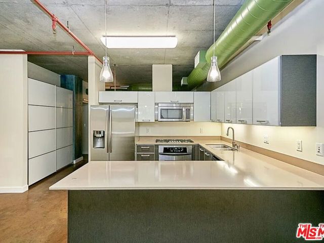 645 W 9th Street, Los Angeles CA: https://media.crmls.org/mediaz/fa53a3d7-7e87-4043-af77-2685b22ea9c4.jpg