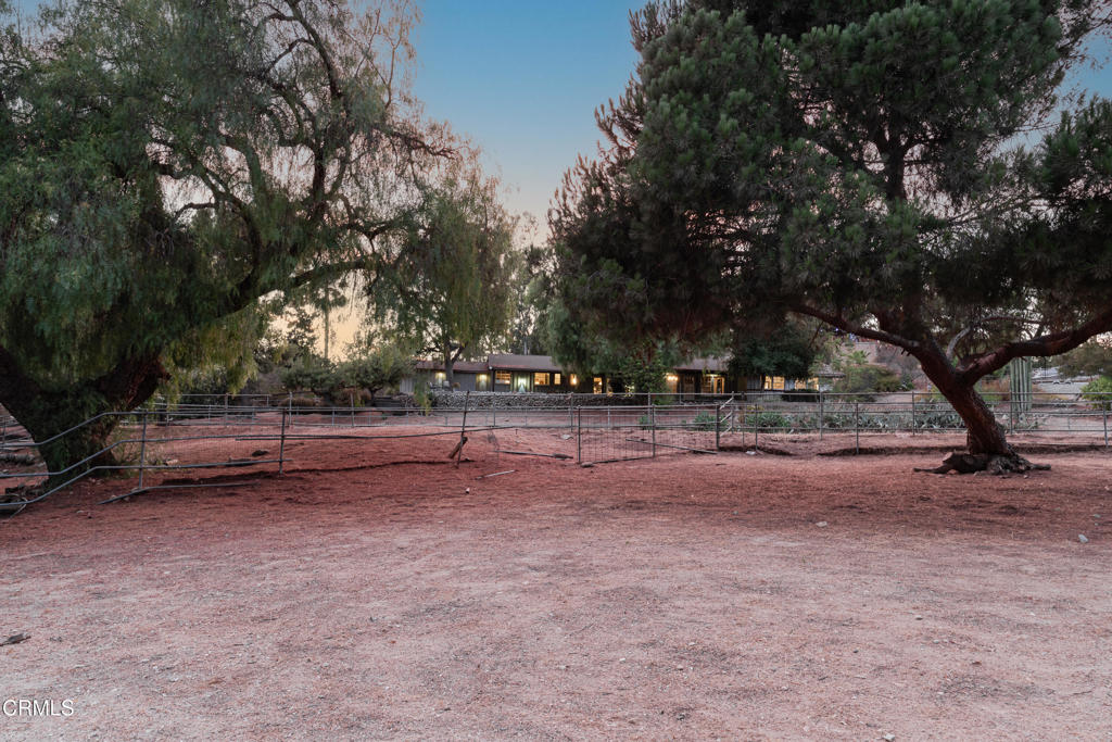 https://media.crmls.org/mediaz/fa543356-2442-4527-8529-0937d9d0821b.jpg?preset=X-Large