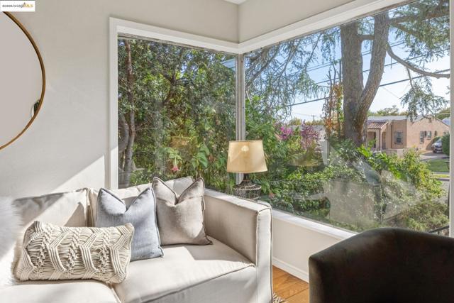 5318 Fleming Avenue, Oakland CA: https://media.crmls.org/mediaz/fa54b767-35f6-491d-bea6-dddbb25c9f2d.jpg