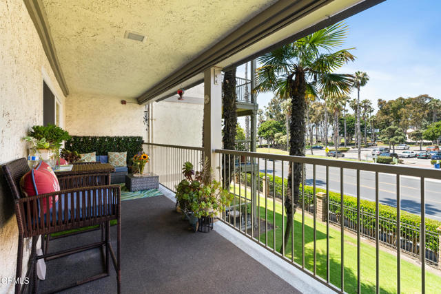 542 Ebbtide Circle, Port Hueneme CA: https://media.crmls.org/mediaz/fa54c4a3-cf5b-4356-9a9d-c63add91e167.jpg