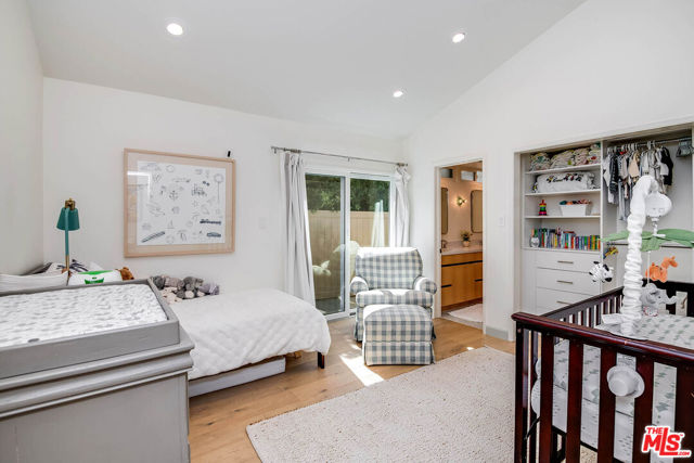 11671 Dona Alicia Place, Studio City CA: https://media.crmls.org/mediaz/fa5608f4-7451-4a20-bd12-7305c99f5cc2.jpg