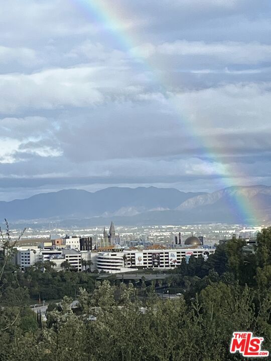 https://media.crmls.org/mediaz/fa563241-b0ed-4027-b19f-3900f1c645dd.jpg?preset=X-Large