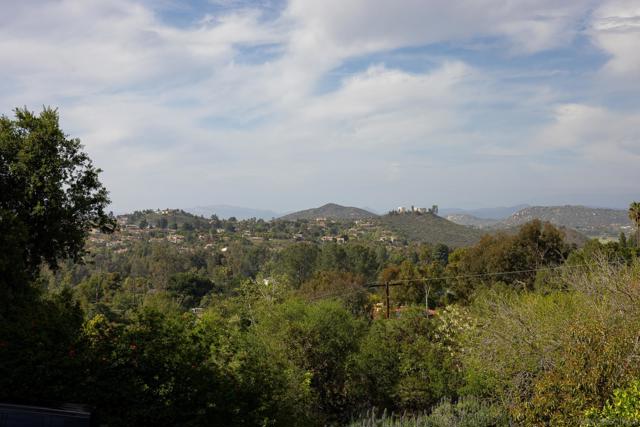 16204 Orchard Bend Rd, Poway CA: https://media.crmls.org/mediaz/fa56a8ca-4535-435c-a3e5-335908f19248.jpg