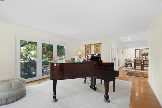 8700 Oak Tree Ln, Castro Valley CA: https://media.crmls.org/mediaz/fa572635-d681-4ac6-99b4-e29664b80243.jpg