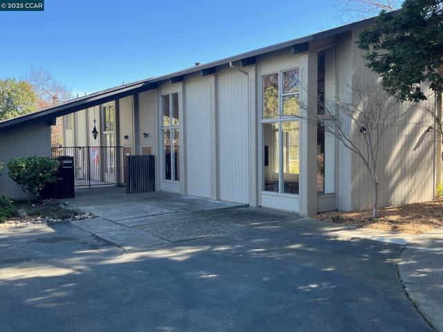 1800 Cannon Dr, Walnut Creek CA: https://media.crmls.org/mediaz/fa583e94-bea9-4856-b553-ab099785eb20.jpg
