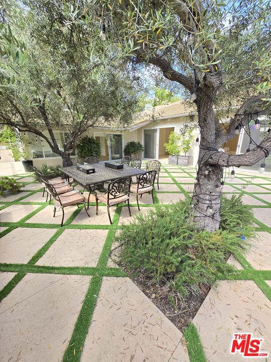 16544 Park Lane Circle, Los Angeles CA: https://media.crmls.org/mediaz/fa58764b-83ca-40c7-bf3f-e7cf0973a0df.jpg