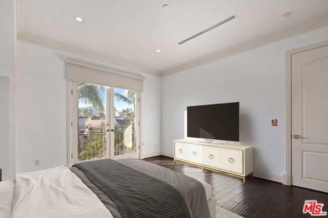 156 S Clark Drive, Beverly Hills CA: https://media.crmls.org/mediaz/fa5940f7-91c2-4b15-bdea-fbff03465751.jpg