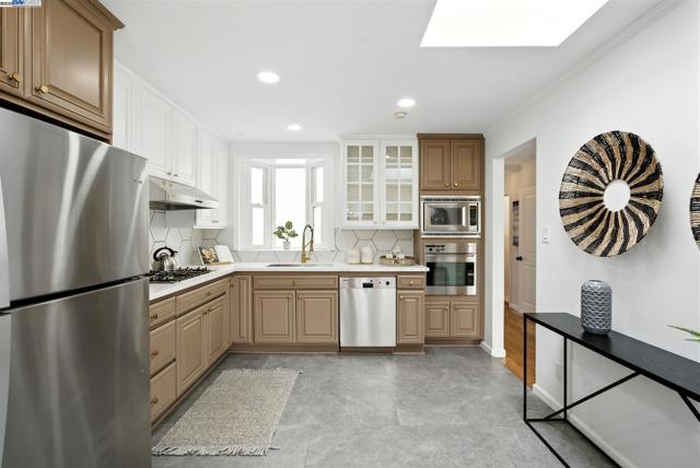 24 Riverton Dr, San Francisco CA: https://media.crmls.org/mediaz/fa59cb16-5a40-4a76-8ba8-41b8eb7b12a8.jpg