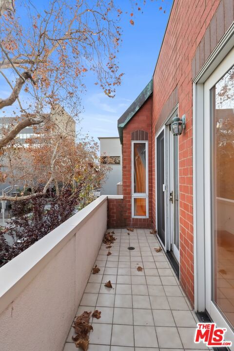 121 N Almont Drive, Beverly Hills CA: https://media.crmls.org/mediaz/fa5a3778-1b9e-4bf4-a3bd-7d1541ff4c59.jpg
