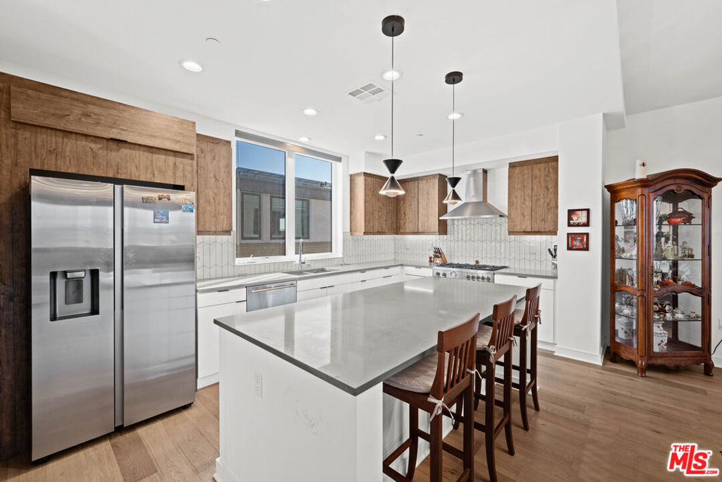 1049 N Joels Place