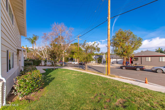 22002 Ybarra Road, Woodland Hills CA: https://media.crmls.org/mediaz/fa5b8789-1b6e-4cc4-8ac5-a5f1b8687c9c.jpg
