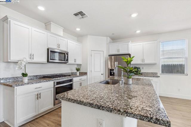 946 Osprey Dr, Lathrop CA: https://media.crmls.org/mediaz/fa5c2f9b-812f-4785-a043-b1b7687208c3.jpg