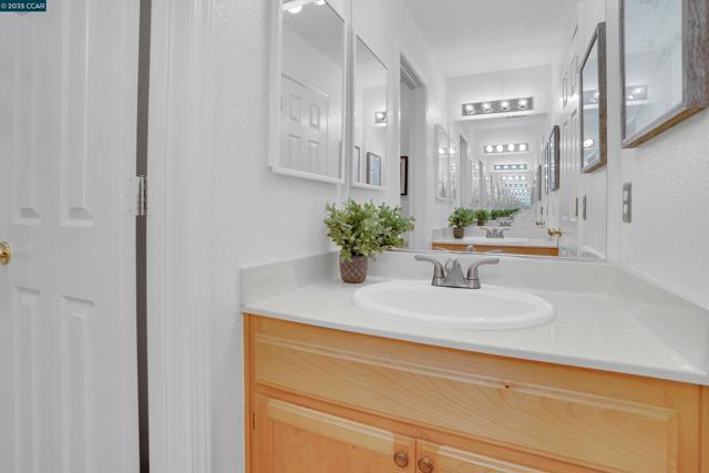380 Claremont Dr, Brentwood CA: https://media.crmls.org/mediaz/fa5dbad9-127b-49fc-9d1a-3992d479e5b8.jpg