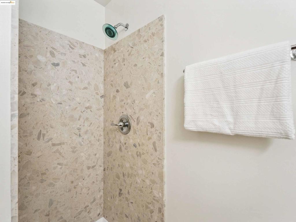 https://media.crmls.org/mediaz/fa5dee4e-39f6-45a3-ab0f-99e9767dd5da.jpg?preset=X-Large