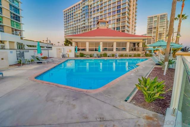 1720 Avenida Del Mundo, Coronado CA: https://media.crmls.org/mediaz/fa5ea0c4-a78f-4127-96bc-081b65c3392a.jpg