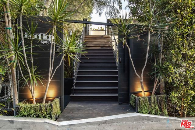 8932 St Ives Drive, Los Angeles CA: https://media.crmls.org/mediaz/fa5f37e7-af42-4aac-8de9-556f364195a4.jpg