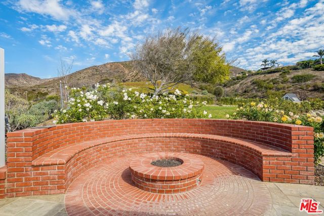 6277 Sea Star Drive, Malibu CA: https://media.crmls.org/mediaz/fa5fee4b-3e30-4d40-9e20-f8209a904c40.jpg