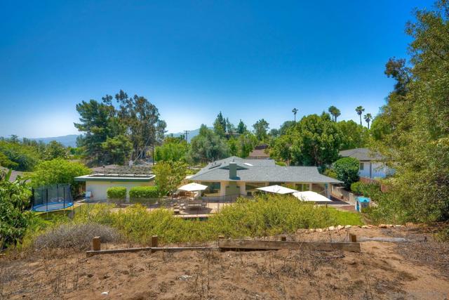 11668 Altoona Dr, El Cajon CA: https://media.crmls.org/mediaz/fa600b47-16ba-430b-a1ab-5a7d7fb8b843.jpg