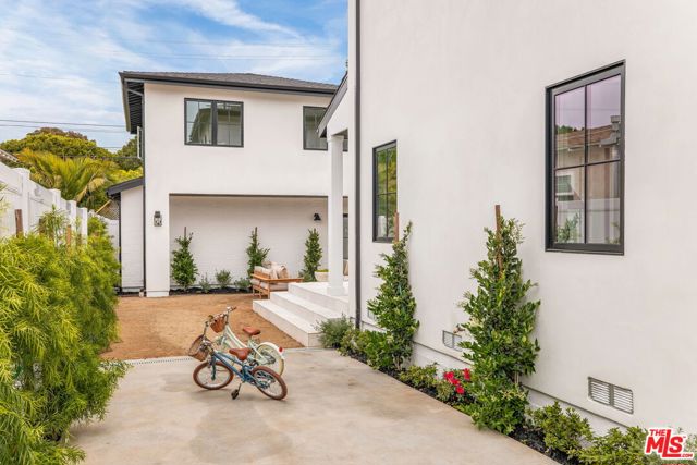 2455 23rd Street, Santa Monica CA: https://media.crmls.org/mediaz/fa60b0fa-3110-4df6-9195-a9233dee086a.jpg