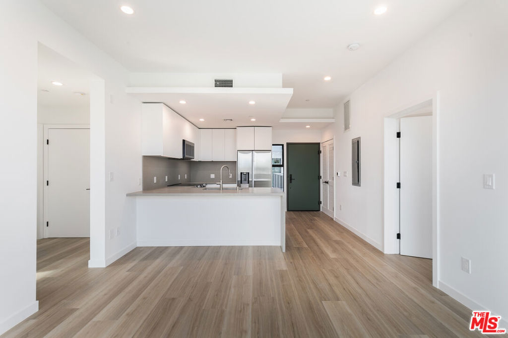 829 Larrabee Street #PH 404