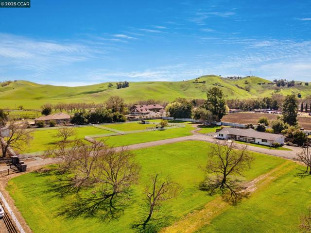 5400 Johnston Rd, Danville CA: https://media.crmls.org/mediaz/fa62dca7-9fbc-4088-b0f1-b269d1fdbb72.jpg