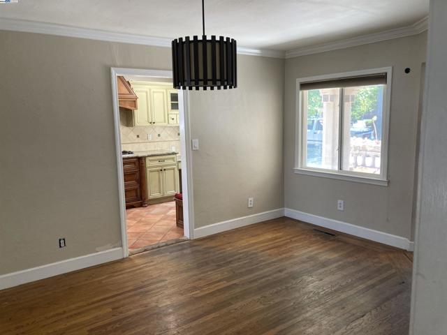 22007 Orange Ave, Castro Valley CA: https://media.crmls.org/mediaz/fa635bb5-e0bc-4bb9-9d3d-3756dffa3633.jpg