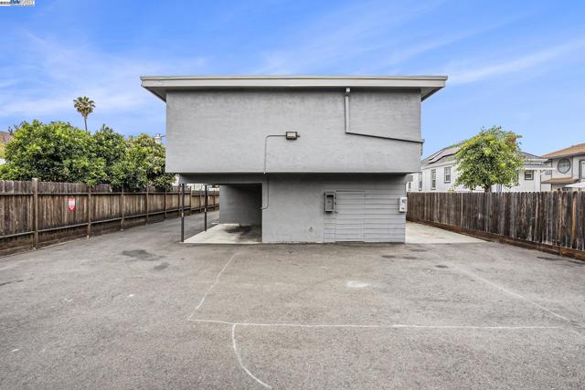 341 Castro St, San Leandro CA: https://media.crmls.org/mediaz/fa64a749-fdbc-4fe3-a2dd-742190642818.jpg