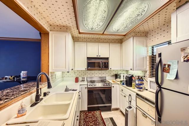 8870 Villa La Jolla Dr, La Jolla CA: https://media.crmls.org/mediaz/fa6502fe-fcf8-4972-9540-ce1f78360ba3.jpg