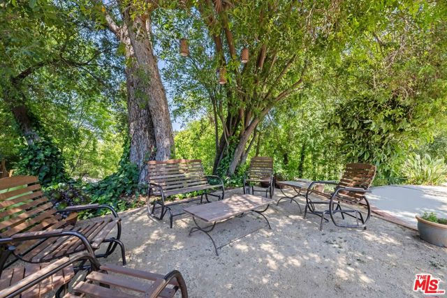 16241 W Meadow Ridge Way, Encino CA: https://media.crmls.org/mediaz/fa6629c9-320d-47d5-bf3d-c16794d5224f.jpg