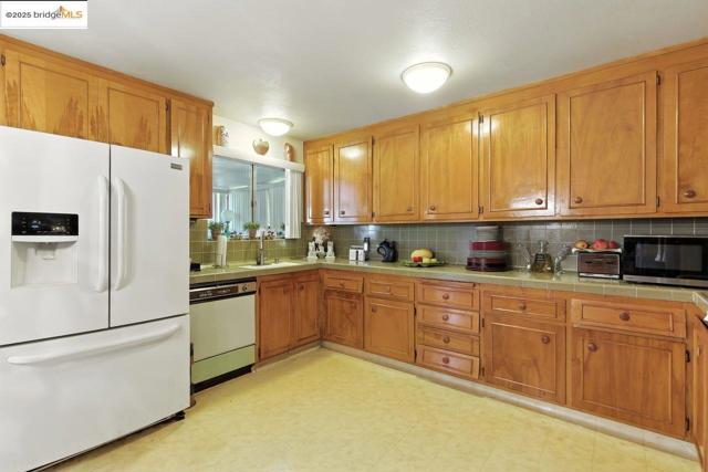 4336 Rilea Way, Oakland CA: https://media.crmls.org/mediaz/fa6690b6-9682-4da4-a40e-b2c0d3881c1c.jpg