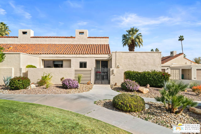 138 Desert West, Rancho Mirage CA: https://media.crmls.org/mediaz/fa670e7a-4b1a-4f75-826d-a4a9936dad98.jpg
