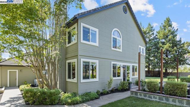 1348 Carlton Pl, Livermore CA: https://media.crmls.org/mediaz/fa672a56-b306-4dac-8320-b647b75a4f42.jpg