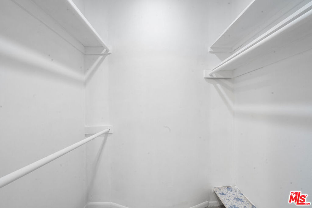 https://media.crmls.org/mediaz/fa679f3c-986d-46a8-a43d-fe77de89ba66.jpg?preset=X-Large