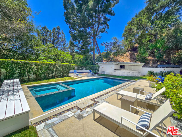 3815 Valley Meadow Road, Encino CA: https://media.crmls.org/mediaz/fa67f762-70d8-437c-84c3-6304182ee663.jpg