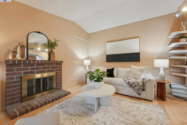 4942 Rocklin Dr, Union City CA: https://media.crmls.org/mediaz/fa68c342-91ab-44c9-927e-f6d8c63ab394.jpg