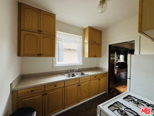224 N Louise Street, Glendale CA: https://media.crmls.org/mediaz/fa690e8c-a8a5-4f05-af83-20ab1437c85d.jpg