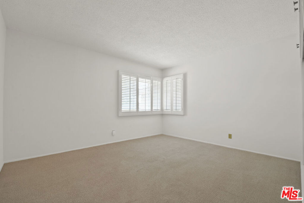 https://media.crmls.org/mediaz/fa697026-16a3-4647-8b6a-c1efa1a5d8e6.jpg?preset=X-Large