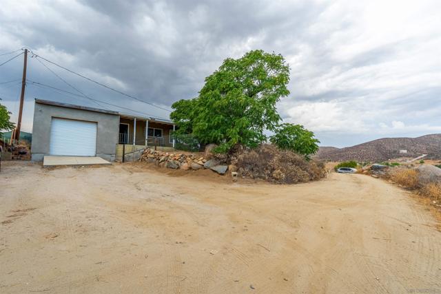 28587 Goetz Rd, Canyon Lake CA: https://media.crmls.org/mediaz/fa6a020c-a8e0-4496-9362-0c4bc7edf3e2.jpg