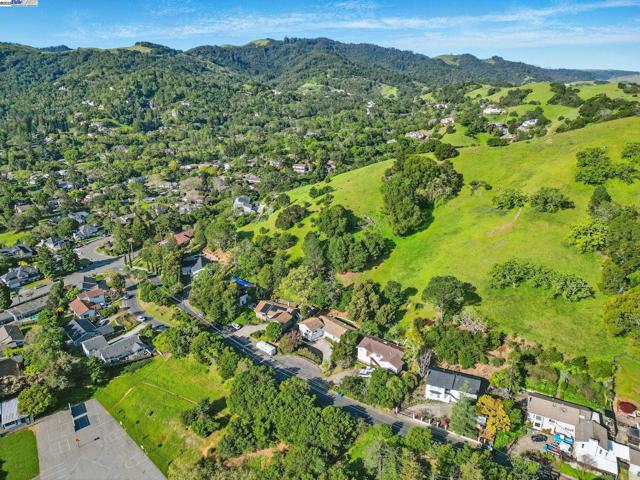 35 San Joaquin Pl, Novato CA: https://media.crmls.org/mediaz/fa6a1f4e-0e8e-46a1-8604-fb006f82c67b.jpg