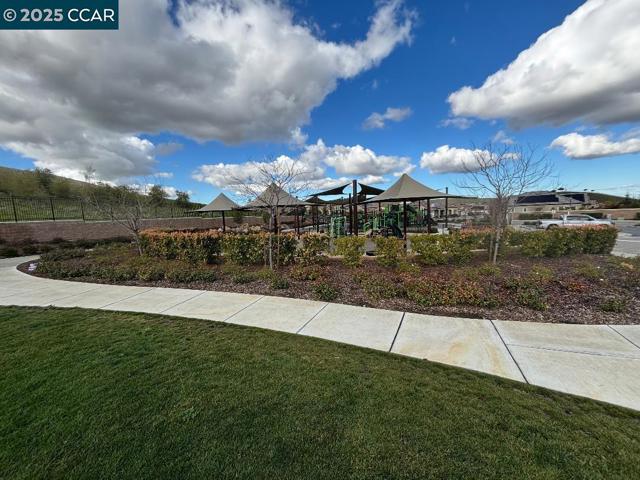 1759 Latour Ave, Brentwood CA: https://media.crmls.org/mediaz/fa6a71b7-4da7-46dd-9ad1-20bcfe4346cb.jpg