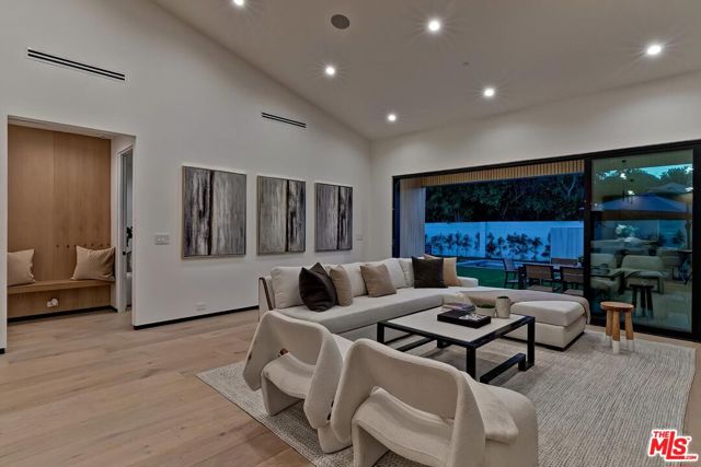5437 Noble Avenue, Sherman Oaks CA: https://media.crmls.org/mediaz/fa6c1436-c460-476b-b910-5b920455404c.jpg
