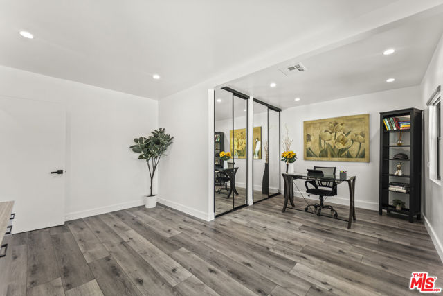 8960 Crescent Drive, Los Angeles CA: https://media.crmls.org/mediaz/fa6c7e99-26d6-4a54-9970-7783c5b5b184.jpg